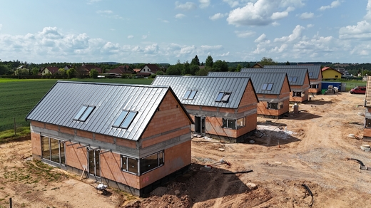 Červnové snímky ukazují uzavřené domy i tvar budoucí čtvrti