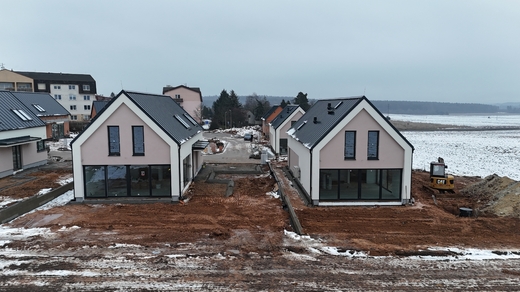 Únorové snímky ukazují dokončovací práce i proměnu okolí